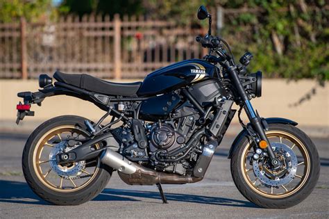 Schéma comparatif des lignes de design de la Yamaha XSR 700 et de la MT-07