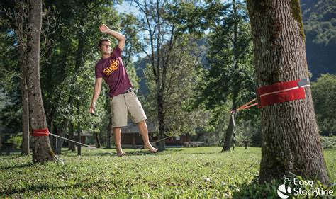 Illustration d'une personne pratiquant la slackline en extérieur, en parc.