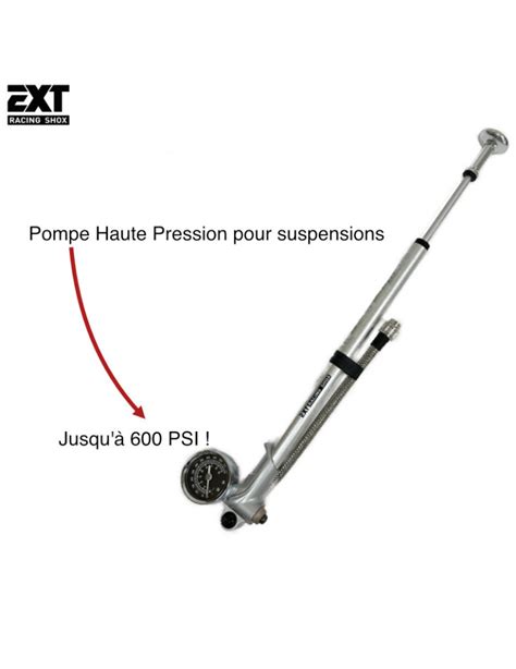 Photo d'une pompe haute pression pour suspensions VTT en action