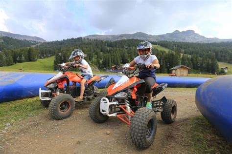 Enfant pilotant un pocket quad dans un environnement sécurisé