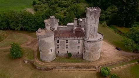 Photographie du Château de Montbrun dans son écrin de verdure