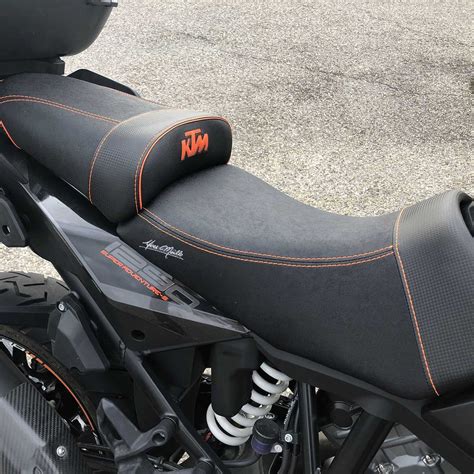 Illustration de différentes selles moto confortables, mettant en avant le design et les matériaux.