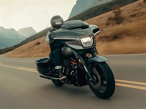 Illustration d'une Harley-Davidson Street Glide avec un focus sur le tableau de bord et les commandes au guidon.