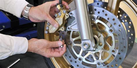 Gros plan sur un étrier de frein et un disque de frein de moto Harley-Davidson.