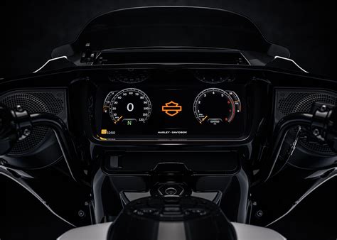 Vue détaillée de la console centrale d'une Harley-Davidson Street Glide, montrant l'écran de la radio