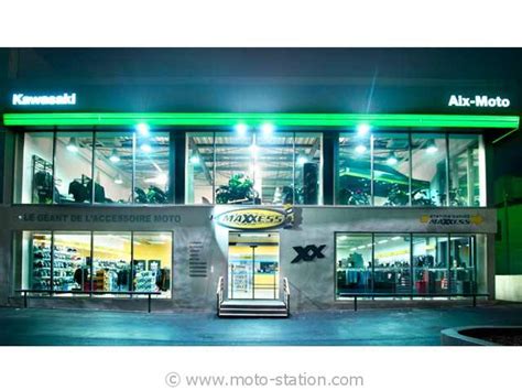 Photo de la façade de la concession Aix Moto avec des motos Kawasaki exposées