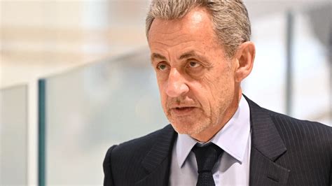 Portrait souriant de Nicolas, le team manager, devant une moto Kawasaki