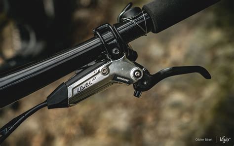 Photo d'un VTT équipé des freins SRAM Level T en action sur un sentier de trail