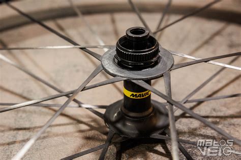 Vue éclatée des rayons carbone R2R et du moyeu Mavic