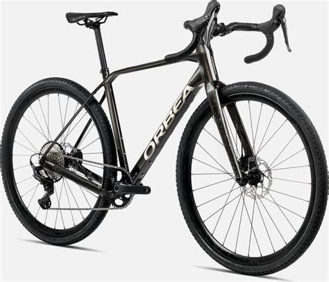 Vue détaillée des soudures du cadre en aluminium du Orbea Terra H30, comparées à l'intégration interne des câbles.