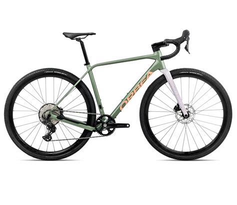 Image du vélo Orbea Terra H30 en action sur un parcours gravel, mettant en avant le cintre et la position du cycliste.