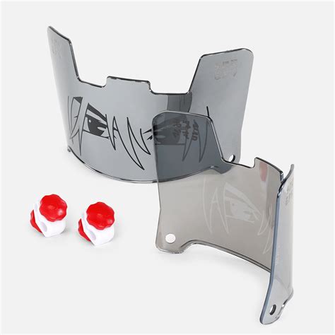 Gros plan sur le Manga Eyes Silver Helmet Eye-Shield Visor montrant son design argenté et sa surface réfléchissante