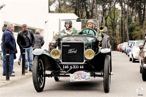 Cortège de véhicules anciens lors du Rallye Saint-Germain 2019, incluant des Citroën pour leur centenaire