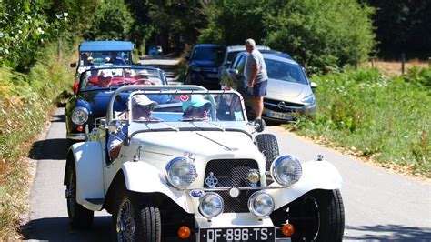 Véhicules anciens participant à la Traversée de Vannes