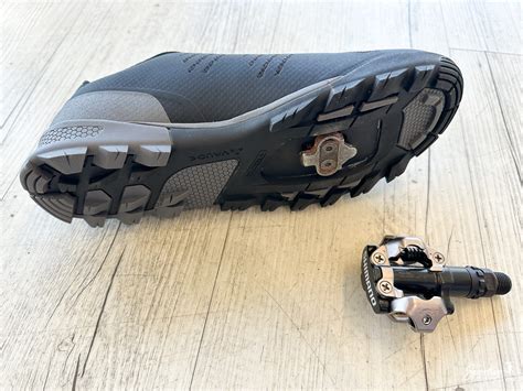 Schéma comparatif des pédales automatiques VTT et route avec des chaussures de sport