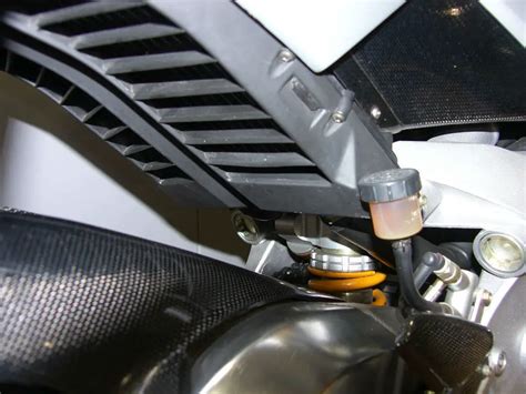 Schéma de la conception arrière de la Benelli Tornado Tre 900 avec les hélices de refroidissement et le radiateur d'eau positionné en hauteur