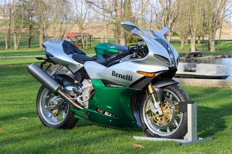 Photo de la Benelli Tornado Tre 900 en action sur une route sinueuse