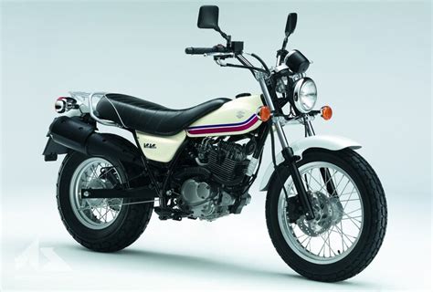 Profil latéral de la Suzuki VanVan 125 avec ses pneus larges et son style néo-rétro