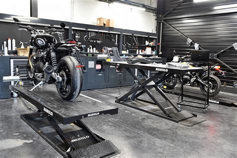 Intérieur de l'atelier de réparation moto avec équipements spécialisés