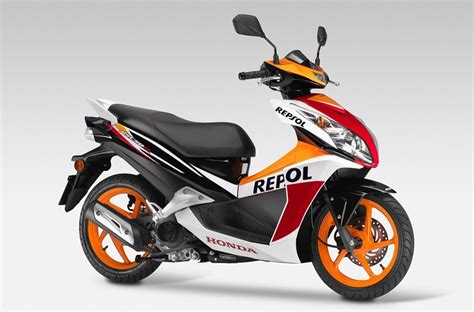 Vue avant d'un scooter Honda NSC50R 2013 rouge et noir, arborant des graphismes sportifs.