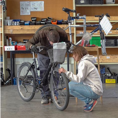 Photo illustrant un atelier de réparation de vélos en entreprise.