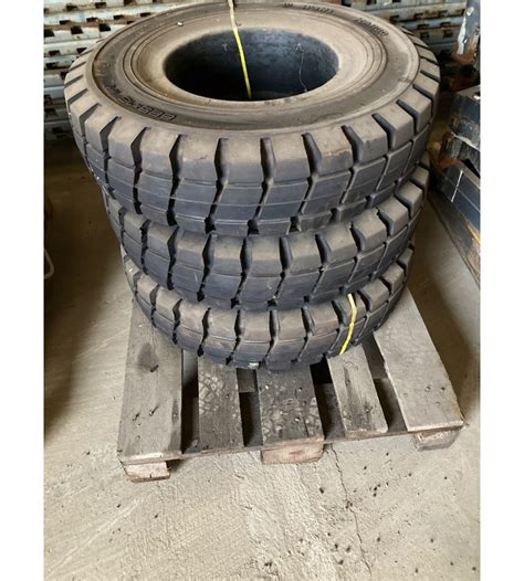 Photo d'une roue arrière de chariot élévateur mettant en évidence sa taille et sa robustesse