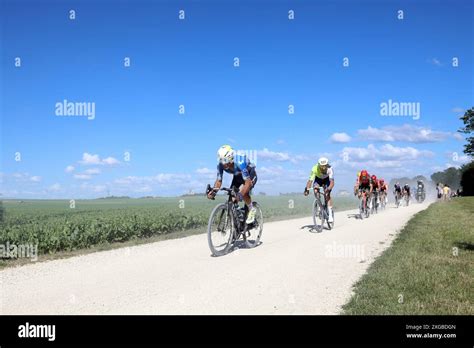 Cyclistes explorant des routes de gravier pittoresques