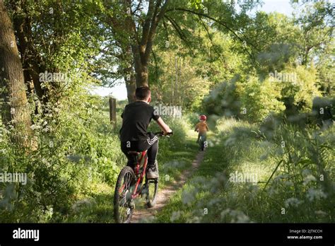 Cycliste sur un sentier de campagne près de Pontchâteau