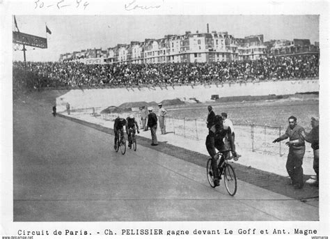 Photographie de Charles Pélissier en course, portant le maillot de l'équipe Dilecta.