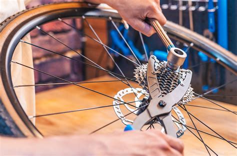 Infographie détaillant les étapes de nettoyage d'une cassette de vélo