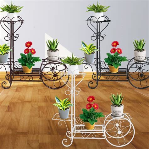 Illustration d'un tricycle porte-plante en fer forgé noir avec des paniers fleuris