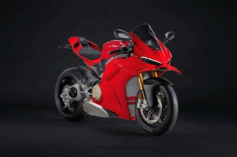 Vue de face de la Ducati Panigale V4, montrant les winglets intégrés et le design agressif des optiques de phare.