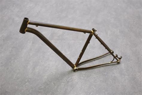 Photo d'un cadre de vélo ancien en acier avec une patte de dérailleur classique.