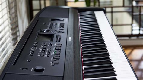 Photo du Yamaha DGX-670 en situation, mettant en valeur son design moderne.