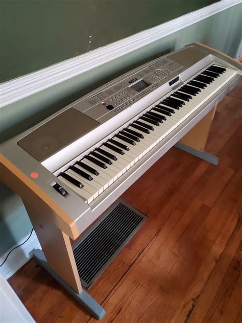 Schéma technique du Yamaha DGX-500, illustrant ses fonctionnalités.