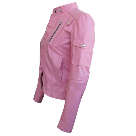 Blouson motard en cuir rose pour femme, détail de la texture grainée