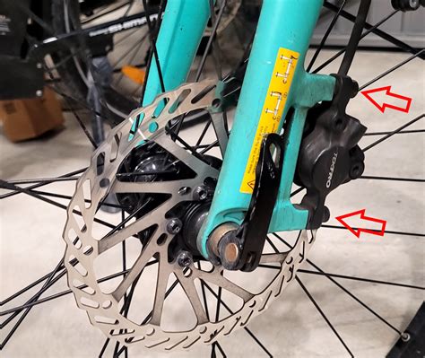 Schéma comparant les points de fixation avant d'un Brompton et d'un Dahon
