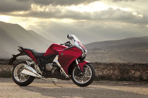 Comparaison côte à côte des Honda VFR 800 et VFR 1200 F