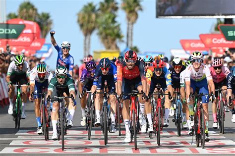 Le coureur Filippo Ganna célèbre sa victoire sur A Travers la Flandre