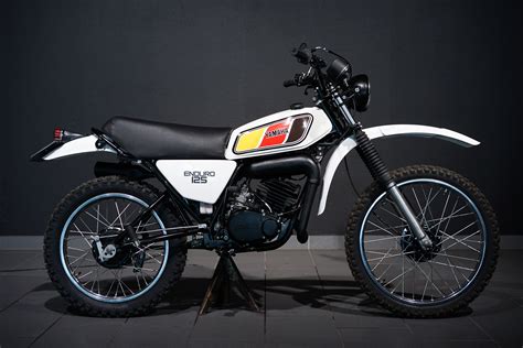 Vue générale d'une Yamaha DTMX 125 restaurée et préparée pour l'enduro vintage
