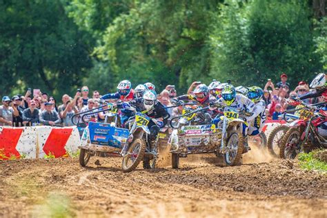 Image d'une course de side car cross ancienne avec des motos d'époque