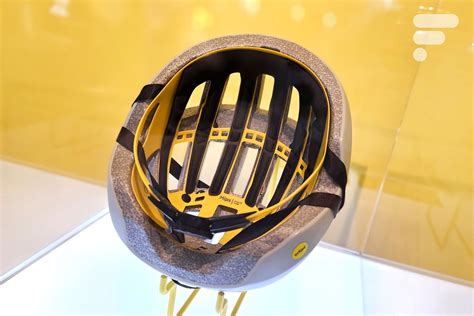 Vue éclatée du casque Fox V1 montrant le système MIPS et les canaux de ventilation
