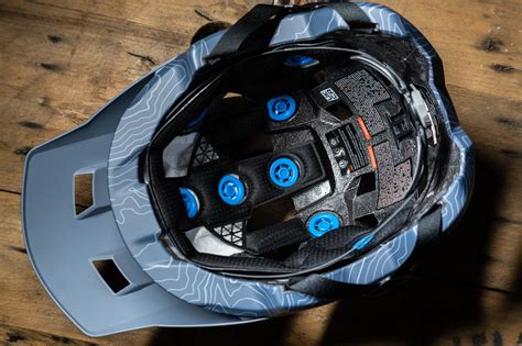 Vue détaillée de la technologie 360° Turbine de Leatt. Ces disques bleus flexibles en Armourgel ont une double fonction : ils absorbent les chocs à basse vitesse et se déforment pour accompagner la rotation de la tête.
