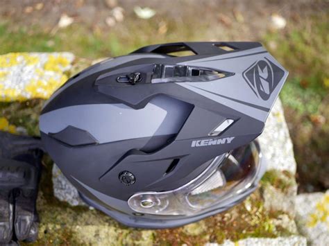 Vue de face du casque Kenny Explorer montrant le large champ de vision et l'écran solaire intégré