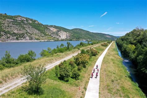 Vignoble provençal traversé par la Via Rhôna