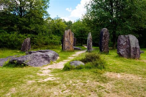 Paysage côtier sauvage de Bretagne avec des menhirs