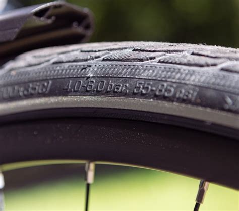 Illustration montrant l'emplacement de la pression recommandée sur le flanc d'un pneu de vélo