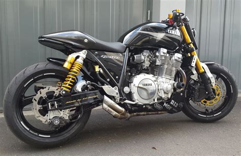Vue latérale de la Yamaha XJR 1300 mettant en avant son moteur imposant et son échappement
