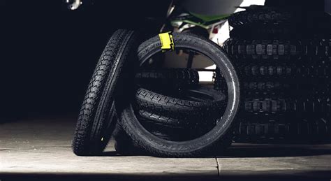 Photo de pneus de moto visiblement usés