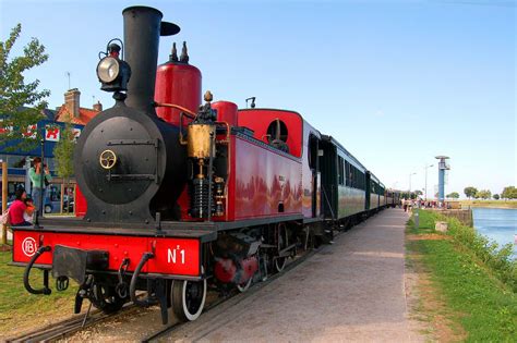 Image du petit train à vapeur de la Baie de Somme traversant un paysage
